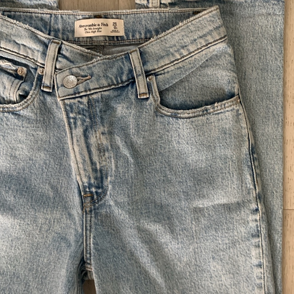 Abercrombie & Fitch ‘The 90s Straight Ultra High Rise 25 Blue Denim Jeans - Picture 2 of 7